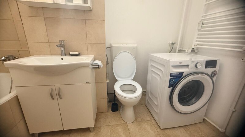 Vitan mall, inchiriez garsoniera, decomandata, spatioasa, renovata, 2000lei